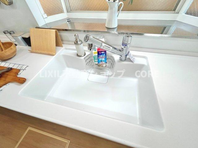 浄水と水道水を切り替えて使用できるスッキリとしたデザインの浄水器一体型水栓。