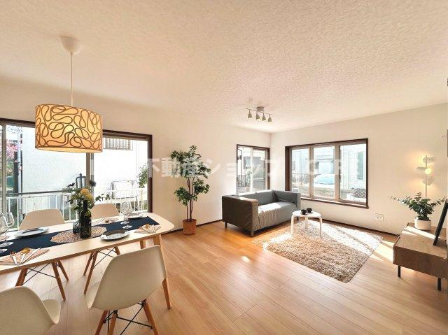 家具の配置がしやすい広さを確保しつつ、窓が多い設計は色々な角度から光が取り込める間取りです。