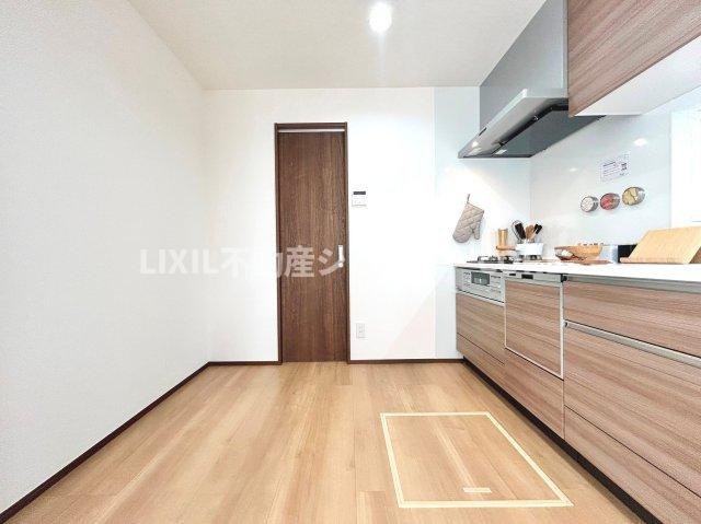 キッチン床部分には床下収納もあるので買い込んだストックや保存食なども保管できて便利。