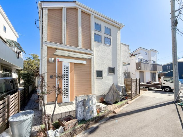 「構造」は建物を支える骨組みで、「工法」は構造を組み立てる方法をいい、構造や工法によって建物のデザインや強度、断熱性などに違いがあります。
