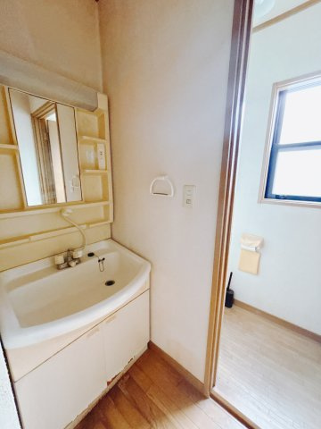 通常より広いタイプの洗面所になっています。のびのびと使える洗面所には寒い冬にストーブをおいても邪魔になりません♪