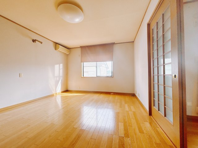 「今日も一日お疲れ様」とご夫婦でゆったりくつろげる寝室。毎日の家事やお仕事に疲れた日はフカフカのベットで癒されてください。テレビや本棚をおいても快適な広さなのが自慢のお部屋です♪