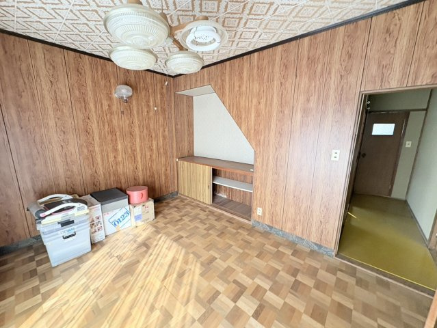 和室が多い住宅の中で、洋室がある点は幅広い世代に嬉しいポイントです。洋室は、寝室や子ども部屋、書斎として使いやすい空間。家具配置もしやすく、ベッドやデスクを置いても余裕のある使い勝手の良い一室です。