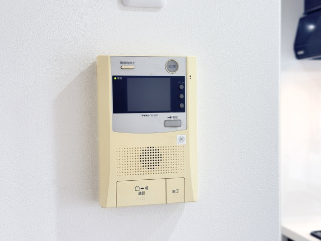 【インターフォン】　来客を確認できるモニター付きインターフォン。安心のセキュリティ。