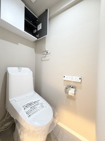 【トイレ】　シンプルで清潔感のあるトイレ空間です。