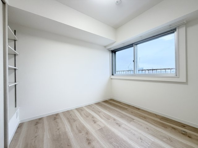 【洋室1】　落ち着いた雰囲気の洋室。寝室や子ども部屋など、幅広くお使いいただけます。
