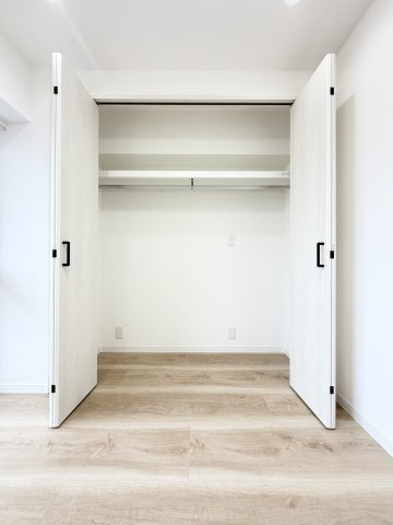 【洋室2　収納】　各部屋に収納を備え、衣類や荷物もすっきり整理できます。