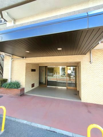 【エントランス】　屋根付きの通路があるエントランス周りは、雨の日でも濡れずに出入りできて安心です。