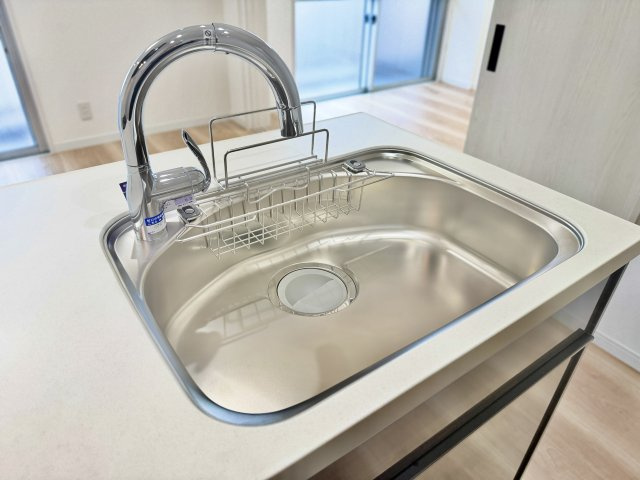 【シンク】　広々としたシンクで、洗い物や調理もスムーズに。