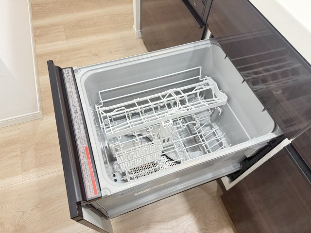 【食洗器】　食後の片付けをサポートしてくれる便利な食洗機付き