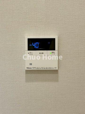 【給湯リモコン】外での一日を忘れさせてくれるオートバス機能でお好みの湯量・温度に調整された浴槽。