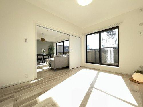 LD横の洋室は、扉を開けて解放感ある空間に。
