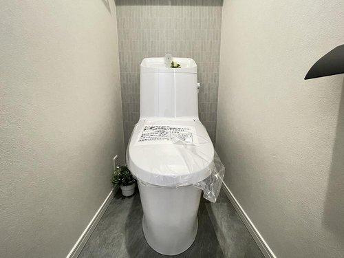温水洗浄便座付きの清潔感あるトイレは、落ち着いた空間に。
