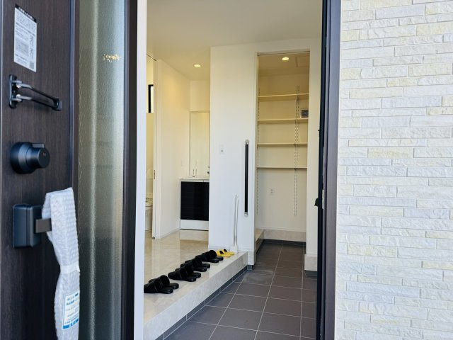 ～シューズインクローク付き　物が溢れがちな玄関をスッキリとした状態に保てます～
