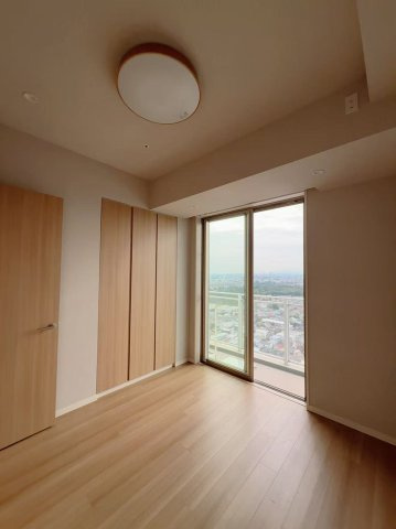 落ち着いた色味のクロスとフローリングでほっと一息つける空間。※画像内の家具・家電・小物類等は販売対象外です。