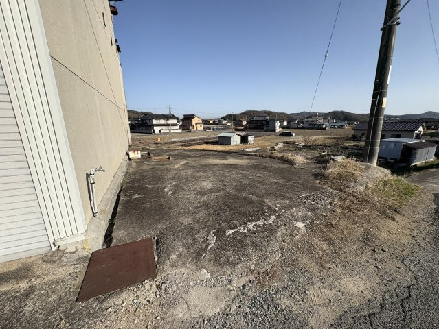 建物横には駐車スペースを確保。駐車2台可能です。資材置場スペースとしても活用可能です。周囲は開けており、圧迫感のない環境。周辺に住宅が少ないため作業音を気にしなくてよい環境ですよ。　
