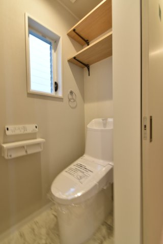 最新の節水型トイレです！隅々までお掃除のしやすい構造になっています！100年キレイが続くコーティングが施されています♪