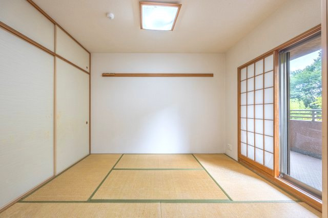 和室：約6畳。扉を開ければリビングと一緒にお使いいただけます。
