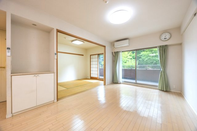 冬でも足元から暖かい床暖房付きのリビングダイニング。家族が自然と集まり、笑顔が広がる約15畳のくつろぎ空間が広がります。