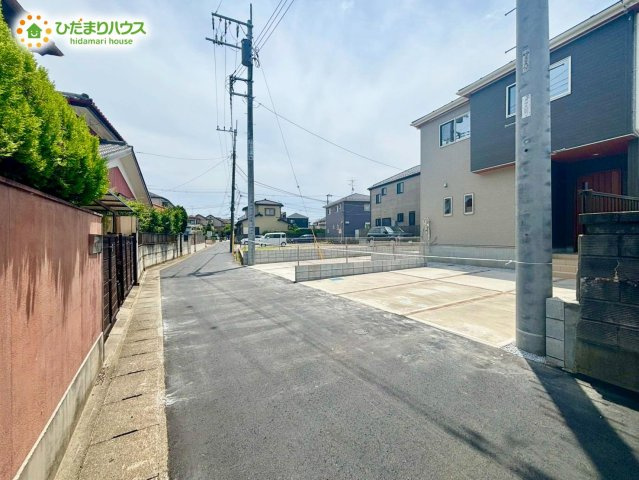 カースペース2台ＯＫ！前面道路も幅が広いため車庫入れも安心です(^^)/       　
