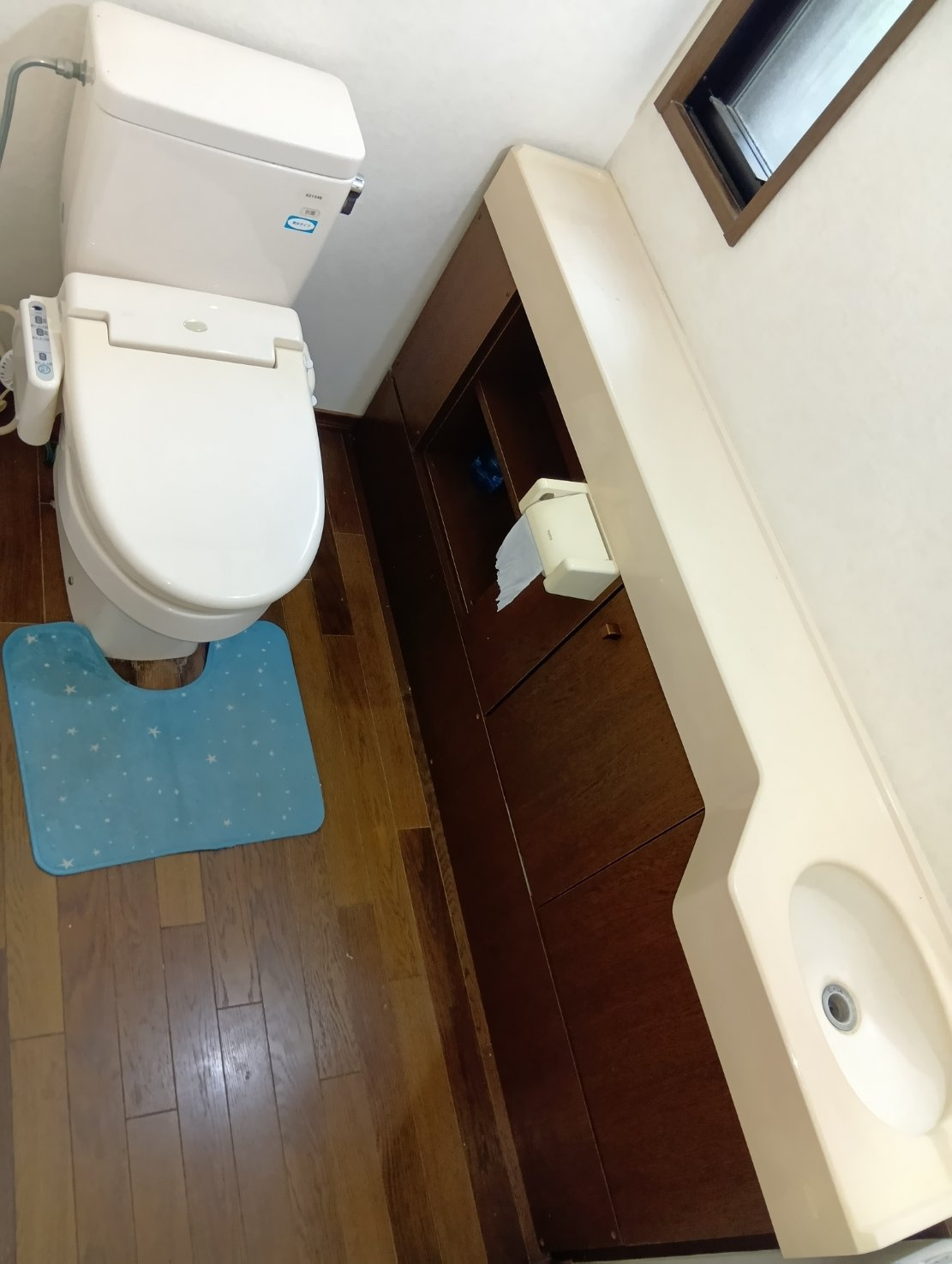 一階トイレの写真です！トイレの中に収納豊富な洗面ボウルを完備！生活感を見せにくく、遊びに来た友人やお客さんに使ってほしいと思えるホテルライクなお手洗い！