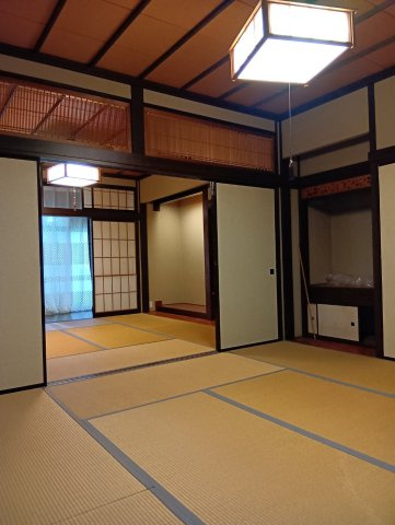 和が映える日本伝統の続き間！間接照明を取り入れて和モダンに変えても良し、掛け軸や鎧、兜を飾って和をさらに強調するも良し！