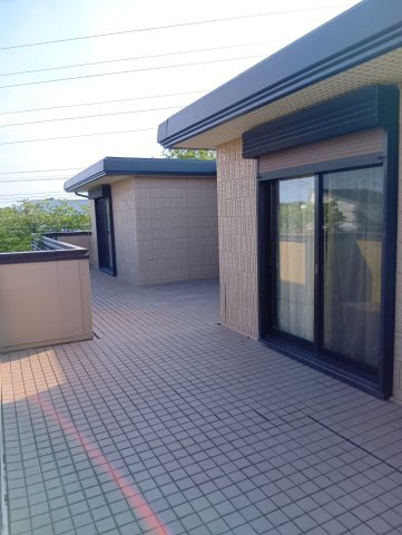 一面続きのバルコニー！洋室と廊下どちらからも繋がっております！BBQやハンモックはいかが？またガーデンチェアやプールサイドチェアを置いて読書やお昼寝の贅沢なひと時を！