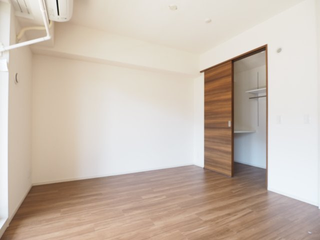 洋室約5.5帖　リビングと続きで広くお使いいただけます。