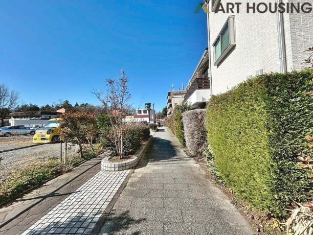 建物南側は緑道になっており、陽当たり良好です！