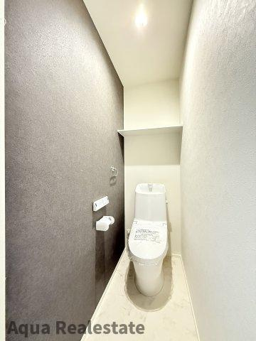 シャワー洗浄機能付きのトイレは、清潔感が印象的な空間ですね。　※同仕様の施工事例です