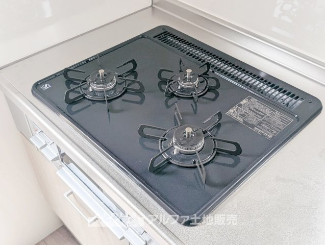 【gas　stove】◆ガスコンロ◆使い勝手に配慮されたガスコンロを備えたキッチン。火力調整がしやすく、毎日の調理がスムーズに進み、家事の時間を心地よく支えてくれます