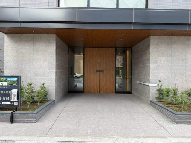 【エントランス外観】タワーマンションらしく、スタイリッシュなエントランス外観です！