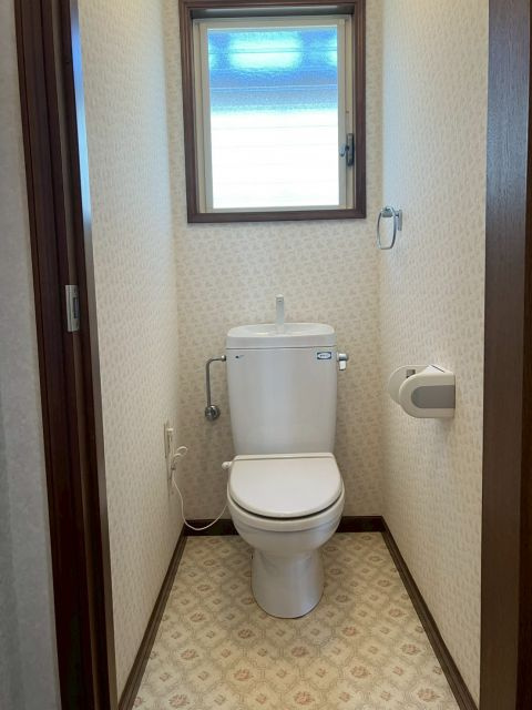 小窓付きで明るく衛生的なトイレ空間。
