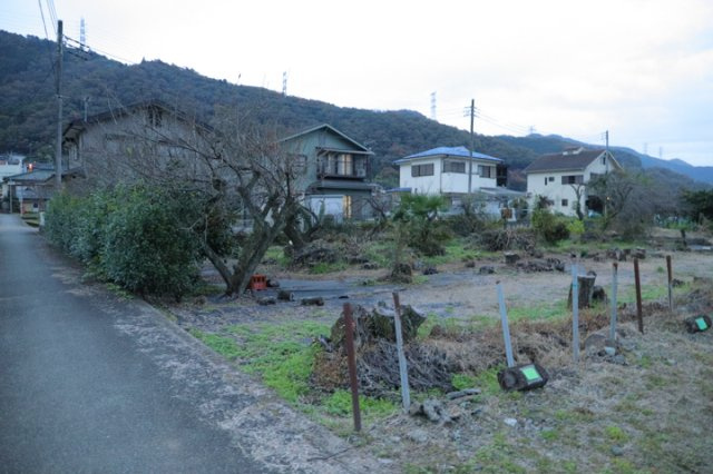 土地を買う際、住む地域の自治体や福祉の補助制度にも注目してみましょう。子供や老人の医療補助やゴミ出しのルールなど、自治体によってルールに大きな違いがあるため、暮らしやすい土地で判断するとよいでしょう。