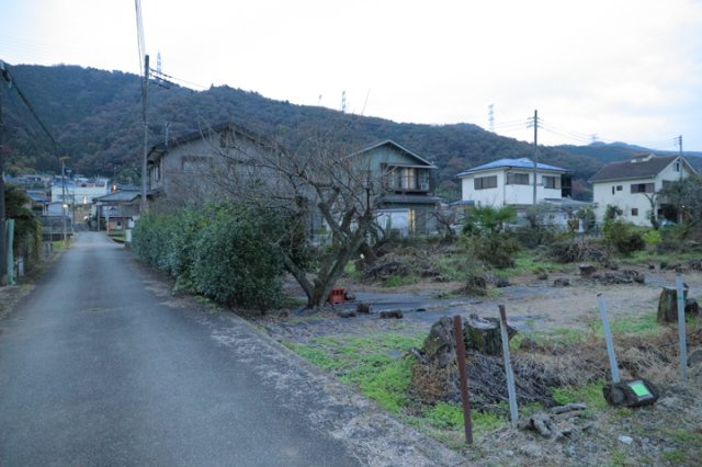 土地の前の道路に消火栓が設置されていることがあります。この場合、道路交通法第45条第1項により、駐車禁止の場所が指定されています。そのため、車庫などの駐車スペースをつくることができない場合があります。