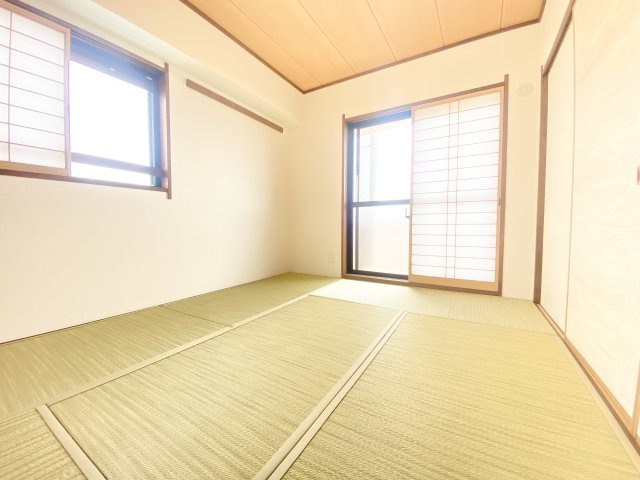 角部屋の為、和室も二面採光♪