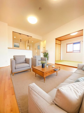 南向き角部屋で、陽当たりも良く暖かみのあるリビングになっております♪