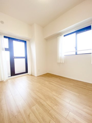 南側洋室、角部屋につき二面採光です♪