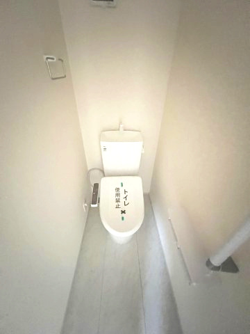 2階トイレには快適な温水洗浄便座付き