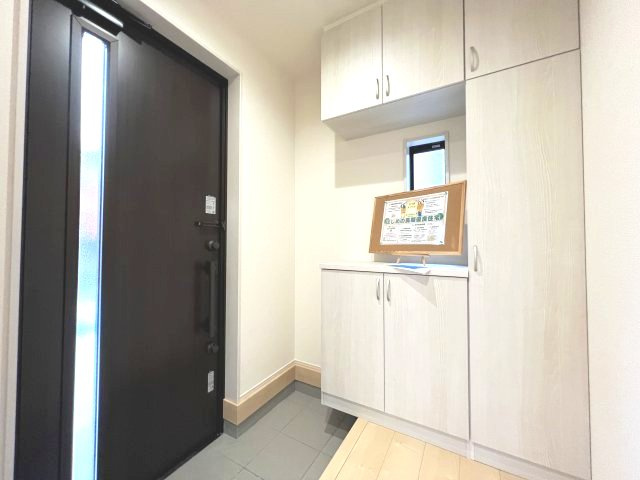 飾り棚付き。季節感のある演出を楽しめます。