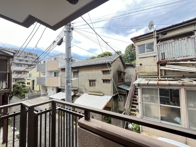 バルコニーからの眺めは穏やかな住宅地が広がります