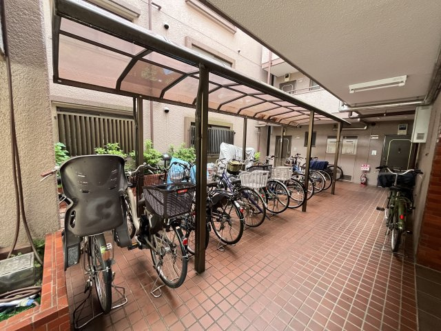 屋根付き駐輪場のため雨風から大切な自転車を守ることができます