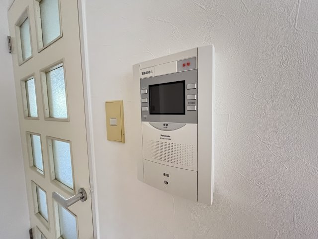 来訪者の確認が出来るＴＶモニター付のオートロックがありますのでセキュリティも安心です