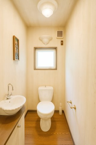 落ち着いた色調のトイレです