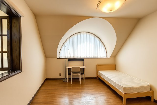 落ち着いた色調の洋室です