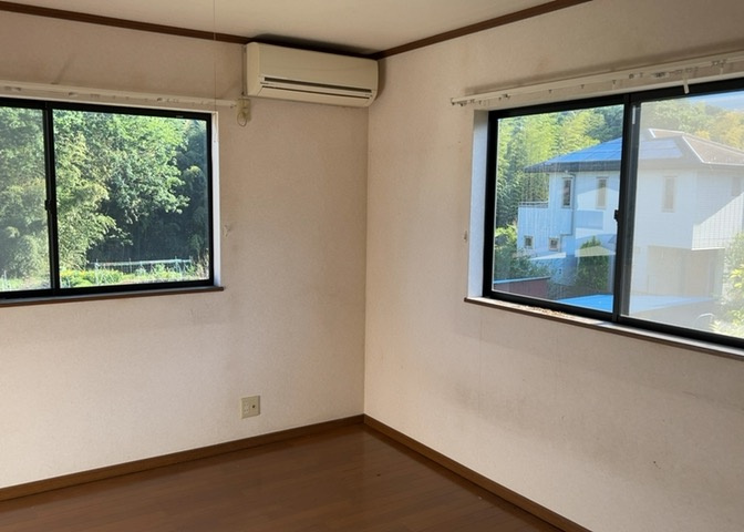 洋室のメリットは重い家具が置きやすく、身の回りが整理しやすいことです。　床がフローリングのため畳とは異なり凹みにくいです。　クローゼットなど収納が豊富で、普段使わない旅行カバンや服の整頓も簡単にです。