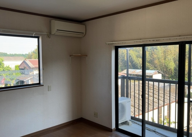 寝室でゆっくりと過ごすためにはベッド周りの適度な空間を担保することや窓の位置、照明の明るさ、寝室の広さなどを考える必要があります。自身や家族の構成とライフスタイルに併せて寝室にする部屋を選びましょう！