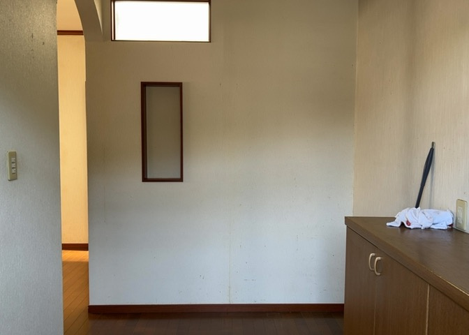 玄関は家の顔でもあり、家族以外の目にも止まる場所です。玄関は外との間を仕切る扉、靴などをしまっておく収納スペース、靴脱ぎのたたきスペース、来客とのやり取りをするドアホンなど複数のアイテムからなります。