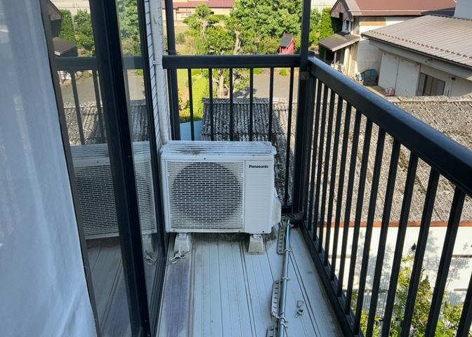 バルコニーは、室外の専用スペースのうち、「屋根がなく開放された空間」であるものを指します。ベランダより広いタイプのものが多く、日当たりもよいため家庭菜園などを楽しみたい人にとって適した環境となります。