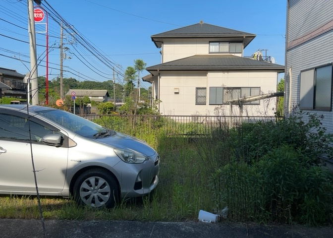 駐車場と明記されていても、最小スペースでつくられた駐車場だと大型車は駐車できなかったり、出入りしにくくなったりする可能性があります。お車のサイズと購入したい物件の駐車場のサイズを現地で確認しましょう。